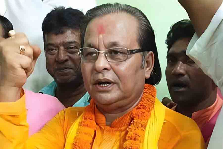 BJP MLA allegedly threatens either you vote for BJP or get your Aadhaar Card cancelled | Sangbad Pratidin