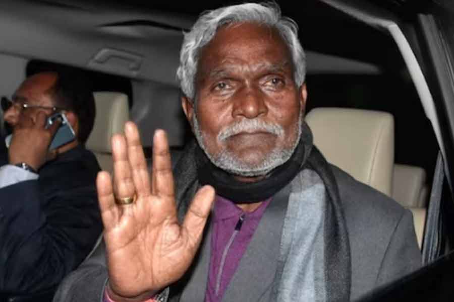 Fresh trouble for Champai Soren? 8 'upset' congress MLAs land in Delhi | Sangbad Pratidin