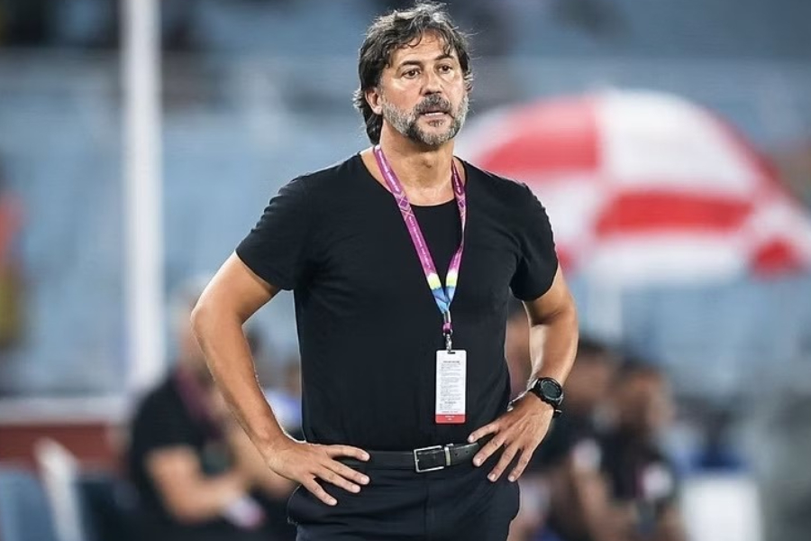 ISL 10: East Bengal head coach Carles Cuadrat furious against refering in the mega derby against Mohun Bagan। Sangbad Pratidin