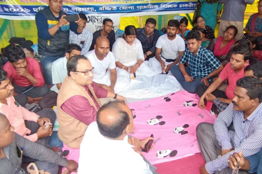 DPSC of South 24 Parganas releases panel of 2009 Primary Teacher recruitment, hunger strike withdrawn | Sangbad Pratidin