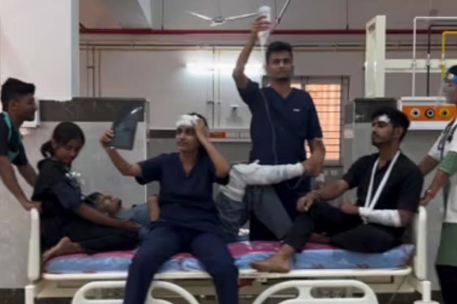 38 medical students penalised for recording Instagram reels at Karnataka hospital। Sangbad Pratidin