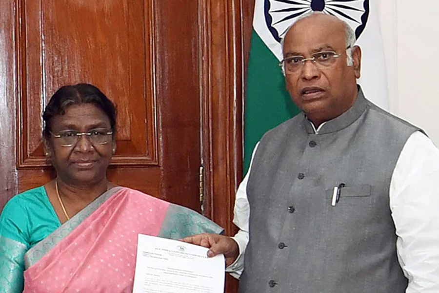 Agnipath scheme gross injustice to country's youth, Kharge writes to President Murmu | Sangbad Pratidin