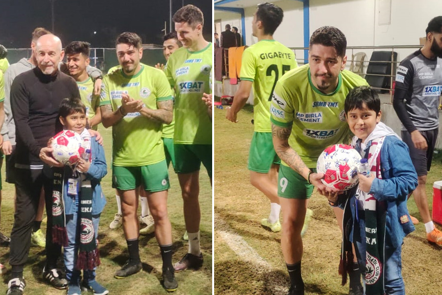 Dimitri Petratos and Raj Rishi Babu met in the practice of Mohun Bagan । Sangbad Pratidin