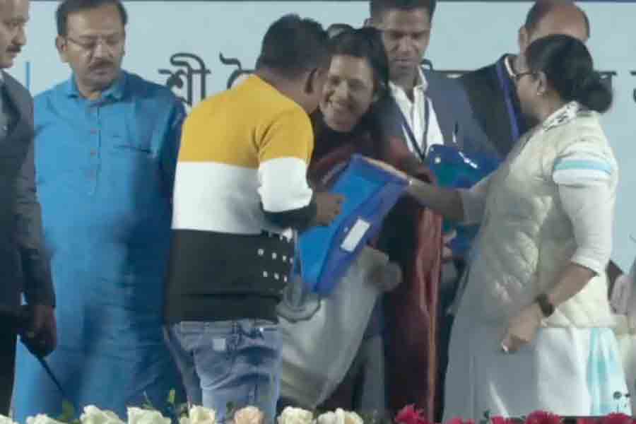 Mamata Banerjee supports Mahua Moitra | Sangbad Pratidin