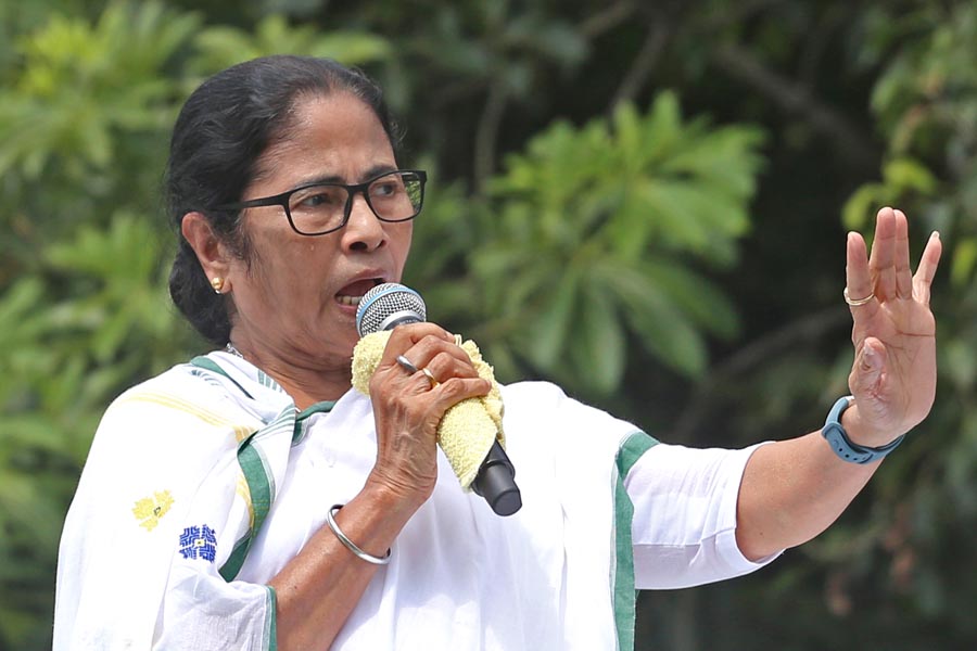 Mamata Banerjee calls for movement to stop the eviction of the Kharagpur railway colony
