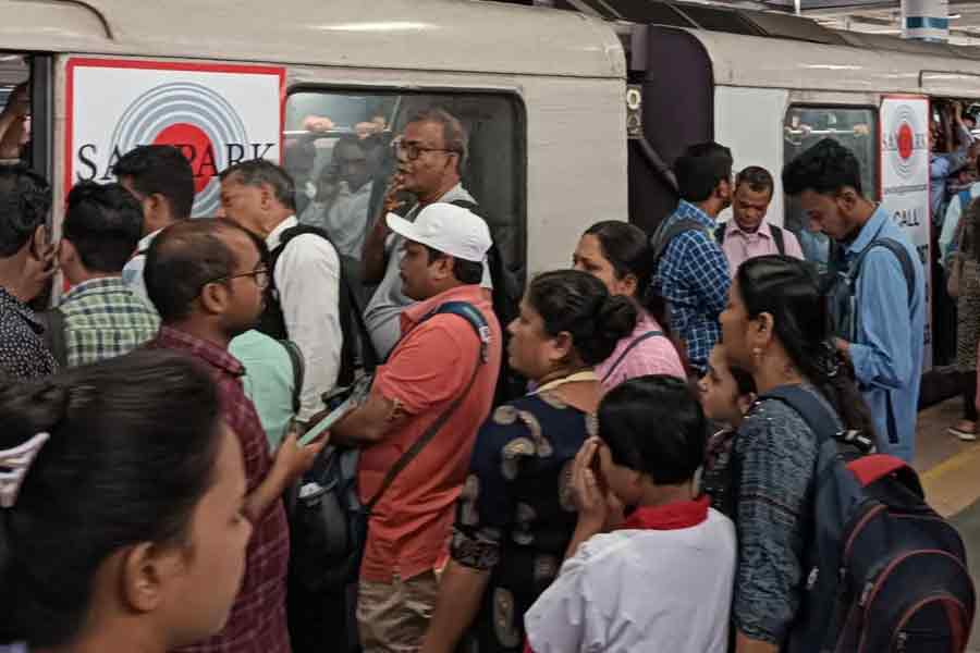 Kolkata Metro service stopped in down track | Sangbad Pratidin