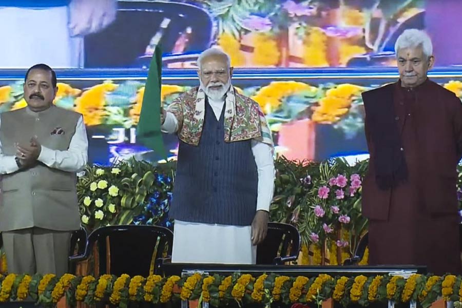 'Era of bomb blasts replaced by development in Kashmir', says PM Modi। Sangbad Pratidin