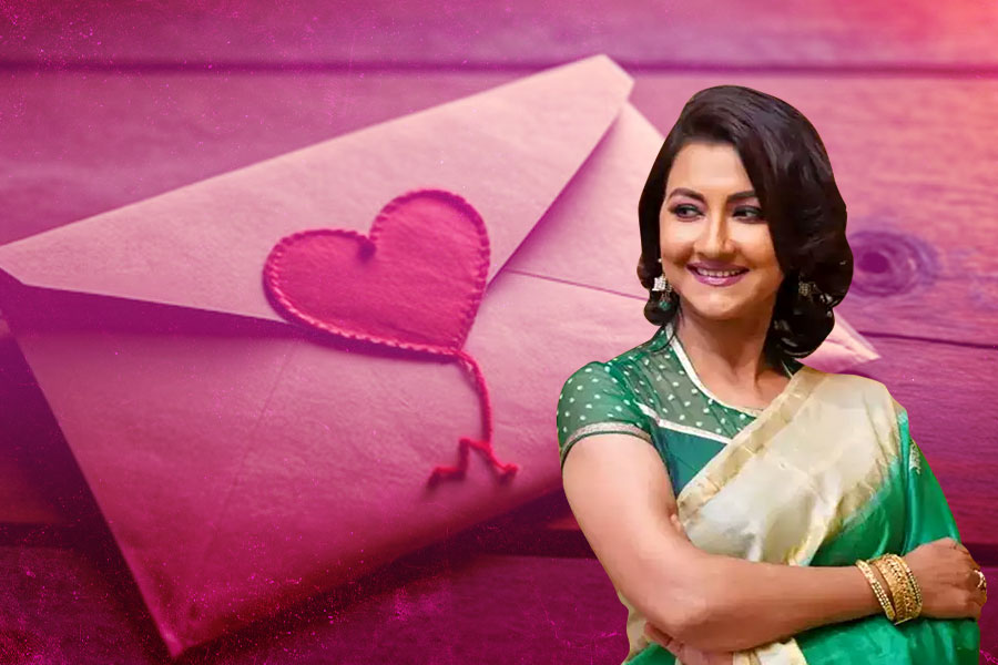 Rachana Banerjee touched by this special letter from flight attendants | Sangbad Pratidin