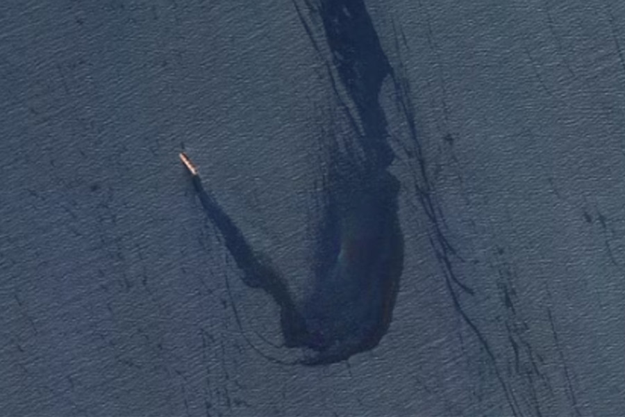 Houthi attack on cargo ship in Red Sea causes 29km-long oil slick। Sangbad Pratidin