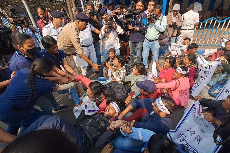 Teacher recruitment scam: Protest by SLST aspirants outside West Bengal assembly | Sangbad Pratidin