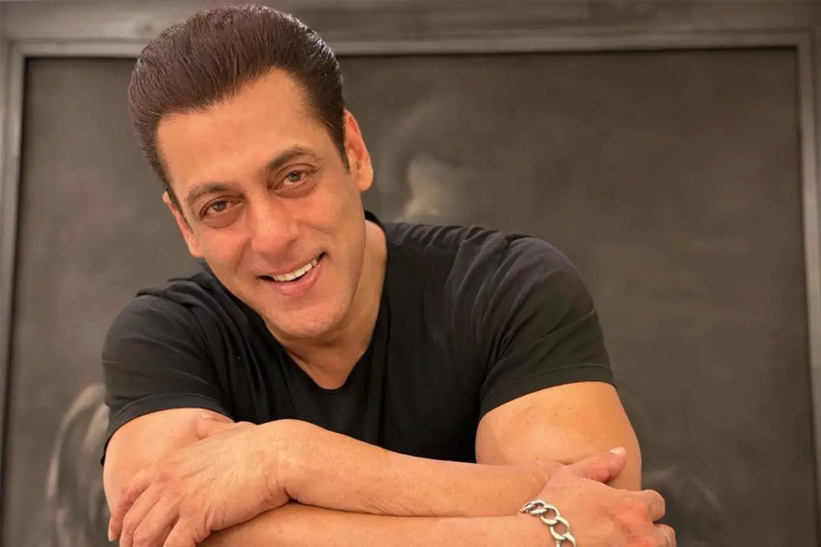 Salman Khan meeting his young fans at the airport| Sangbad Pratidin