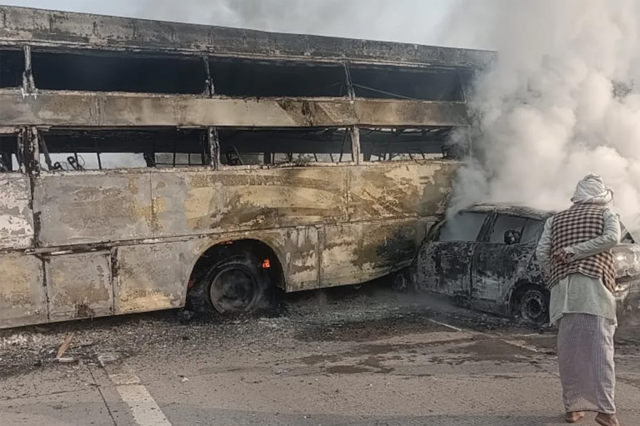 5 people burnt alive after car rams bus in Uttar Pradesh | Sangbad Pratidin