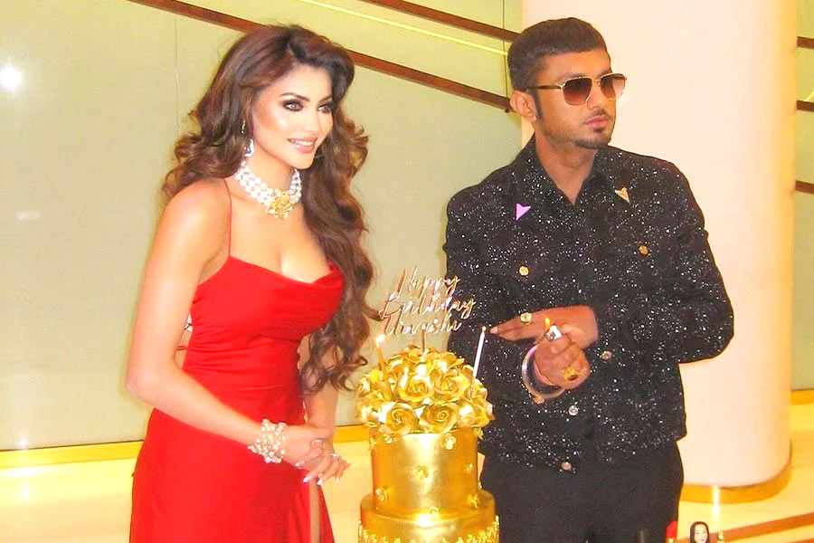 Actress Urvashi Rautela cuts 24-carat gold cake, sparks troll fest | Sangbad Pratidin