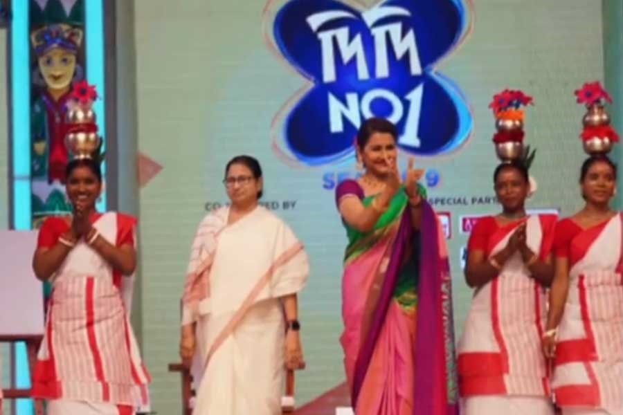 Editing of Didi No1 episode in trouble after CM Mamata Banerjee's appearance | Sangbad Pratidin