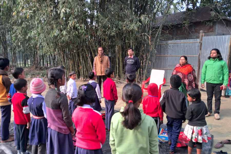 These travelling teachers providing classes in Alipurduar। Sangbad Pratidin