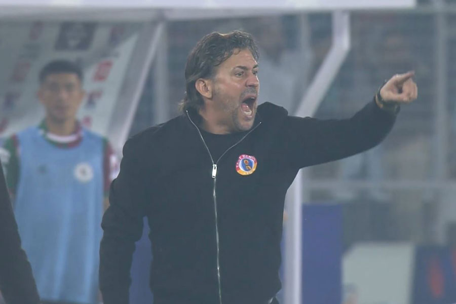 East Bengal coach Carles Cuadrat is still furious on refereeing । Sangbad Pratidin