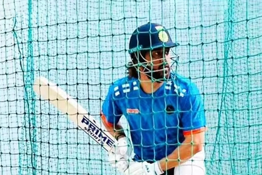 MS Dhoni was spotted training with a special bat in Ranchi । Sangbad Pratidin