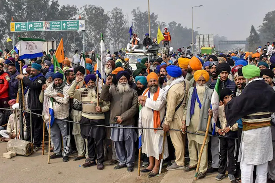 Train, Road service stopped due to farmers protest in Punjab