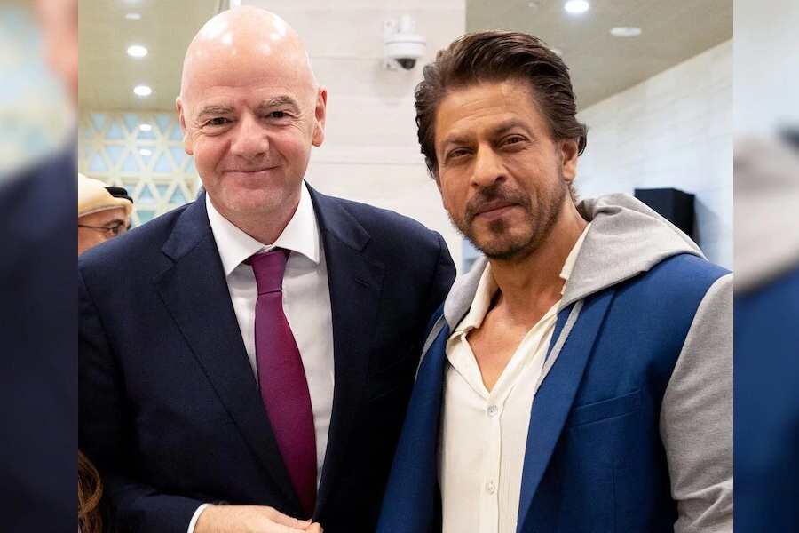 FIFA president Gianni Infantino met Shahrukh Khan | Sangbad Pratidin