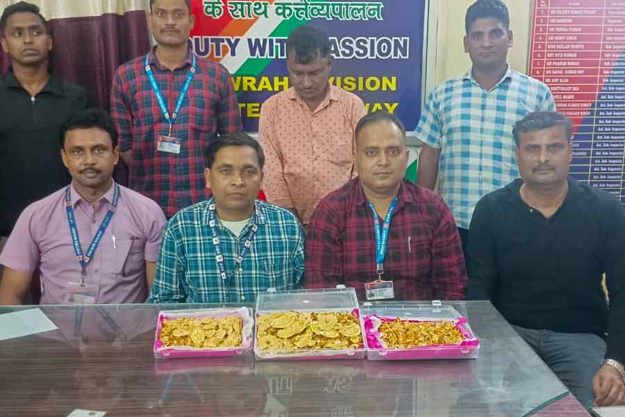 A passenger detained from Howrah station for carring gold without any documents। Sangbad Pratidin
