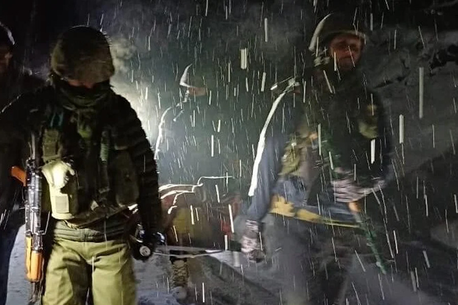 Indian Army rescues pregnant woman stuck in Kashmir amidst heavy snowfall | Sangbad Pratidin