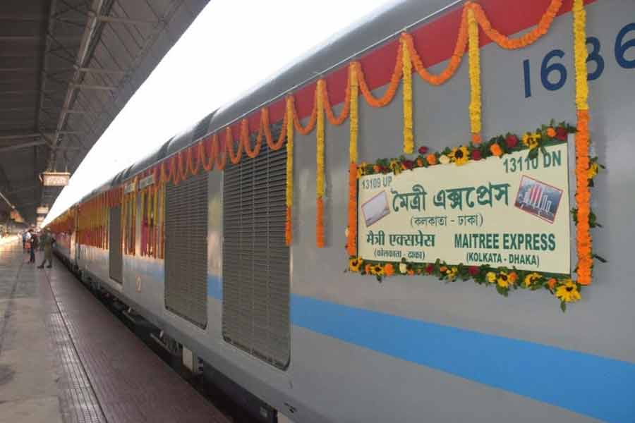 Couple held with fake voter-Aadhar card trying to board Moitree Express। Sangbad Pratidin