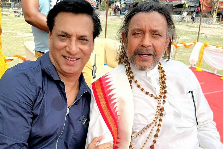 Madhur Bhandarkar Meets Mithun Chakraborty at Shastri's set | Sangbad Pratidin