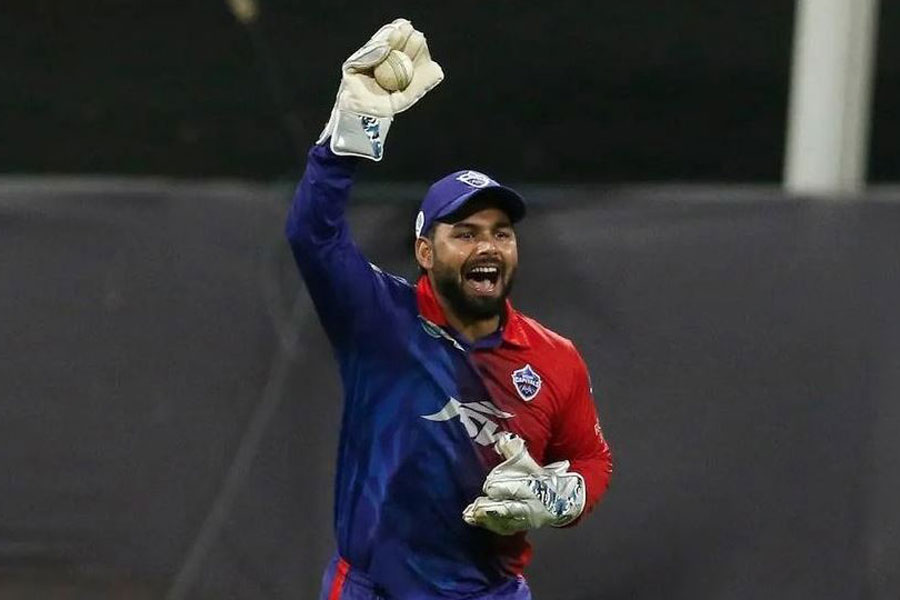 Rishabh Pant has been given Delhi Capitals jersey by a kid