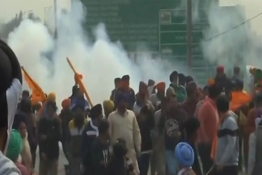 Police fires tear gas at farmer protest in Haryana | Sangbad Pratidin