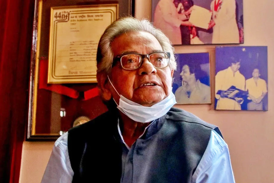 Ace director Prabhat Roy is hospitalized | Sangbad Pratidin