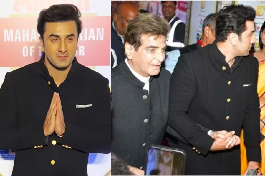 Ranbir Kapoor helps Jeetendra, receives Maharashtrian of the Year award | Sangbad Pratidin