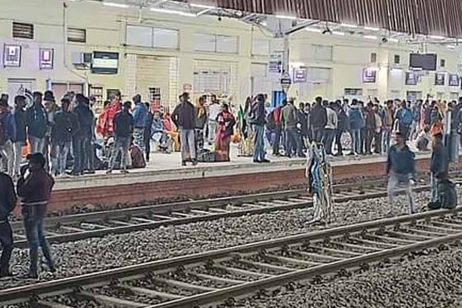 Saraswati Puja: Scary scene as people load idol on train। Sangbad Pratidin