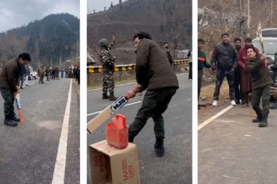 Sachin Tendulkar plays cricket in Kashmir, video goes viral | Sangbad Pratidin