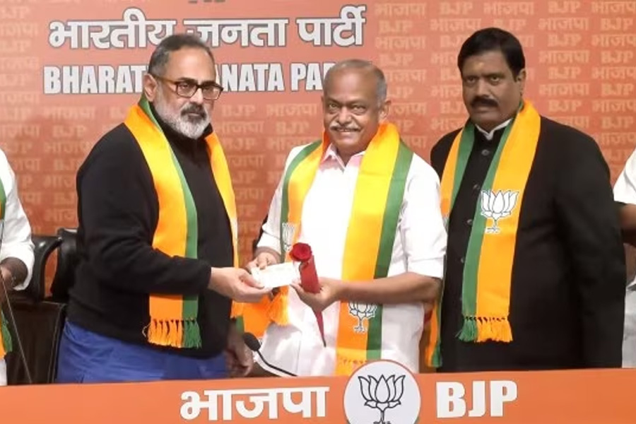 Former MLAs and MP from AIDMK, DMK and Congress joins BJP | Sangbad Pratidin