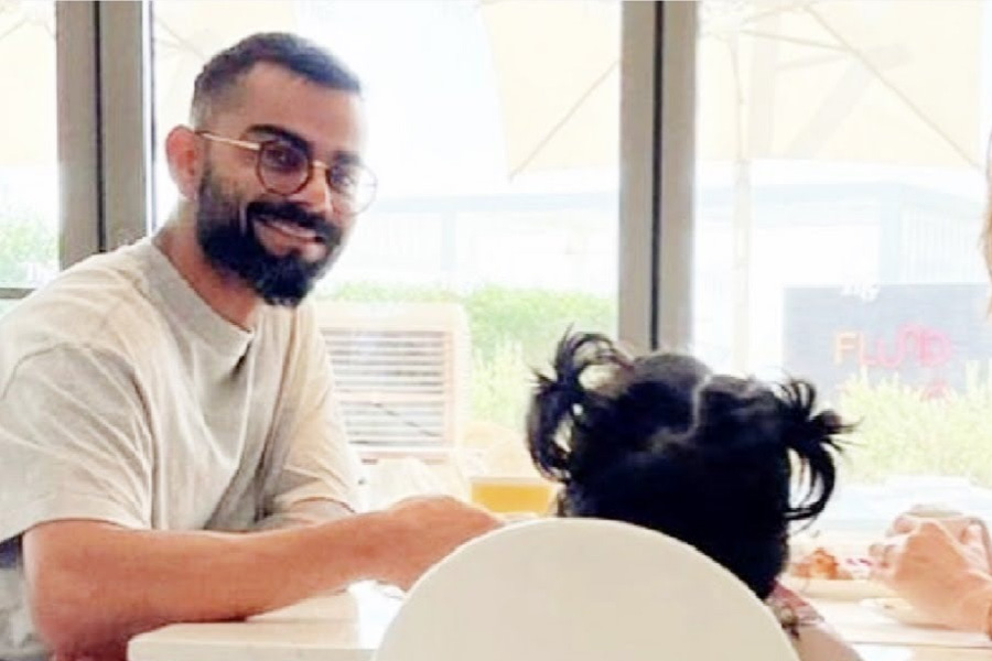 Virat Kohli reportedly visited London restaurant with daughter, image goes viral | Sangbad Pratidin