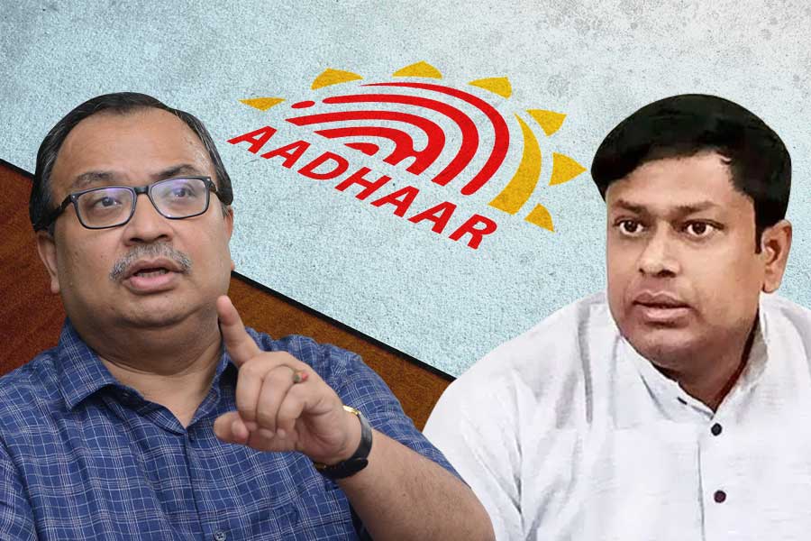 Sukanta Majumder promises to solve AADHAAR Card problem, Kunal Ghosh slams । Sangbad Pratidin
