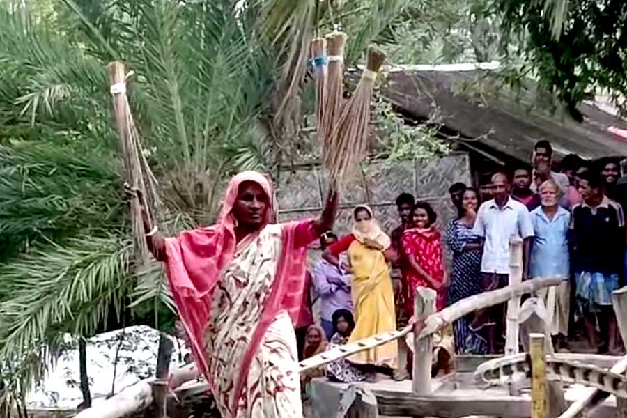 TMC leader Ajit Maiti chased by women in Sandeshkhali, he hides and wants to resign from the post | Sangbad Pratidin