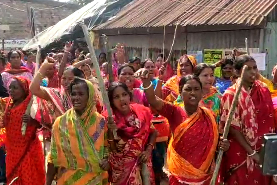 Sandeshkhali women protest against police । Sangbad Pratidin
