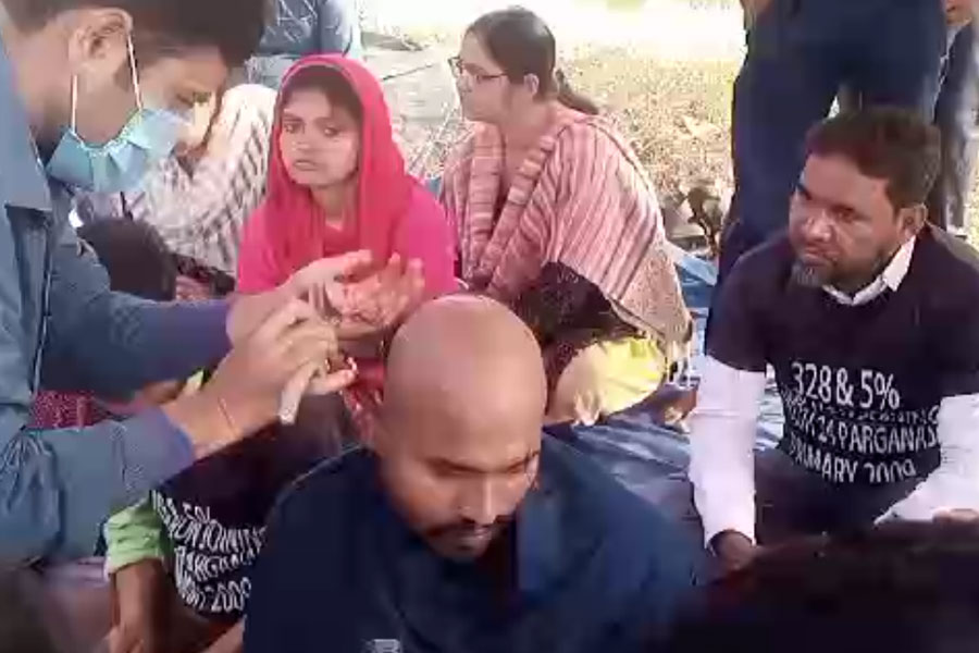 Another aspirant from Diamond Harbour cut hair as protest of primary teachers recruitment | Sangbad Pratidin