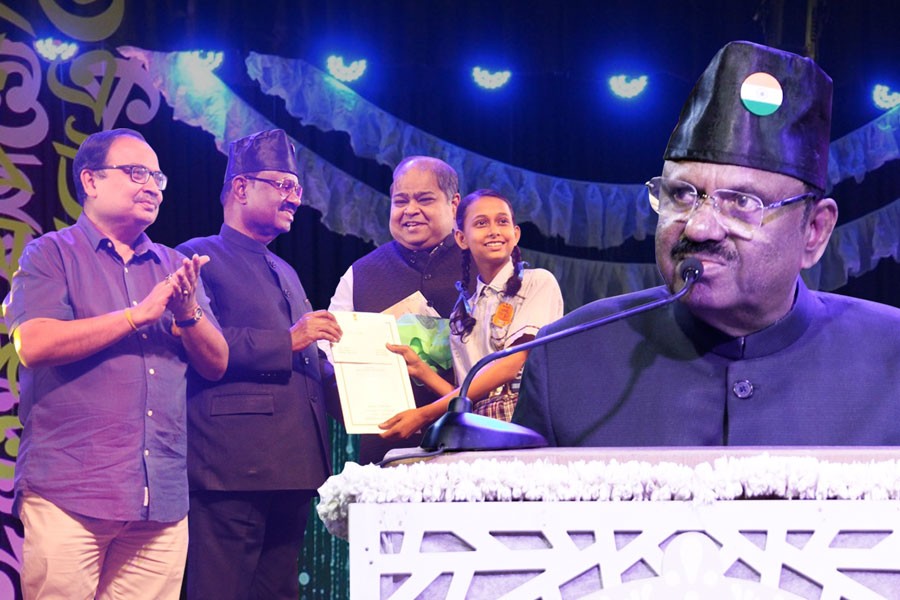 The Hon'ble Governor of West Bengal CV Anand Bose on Thursday felicitaed 'Junior Journalists' | Sangbad Pratidin