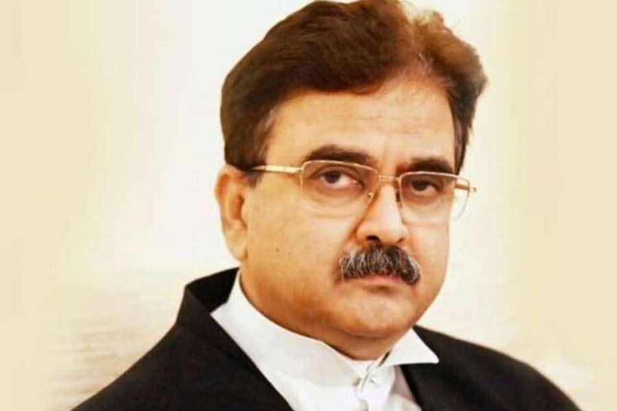 Justice of Calcutta HC Abhijit Ganguly resigns, likely to join politics