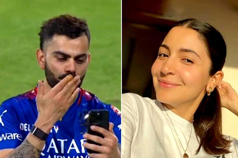Virat Kohli on video call with Anushka Sharma, video goes viral