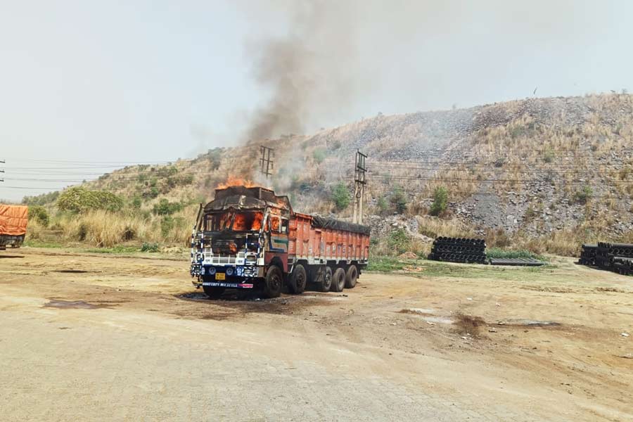 Fire broke out at Durgapur when stove blasted while cooking into a truck