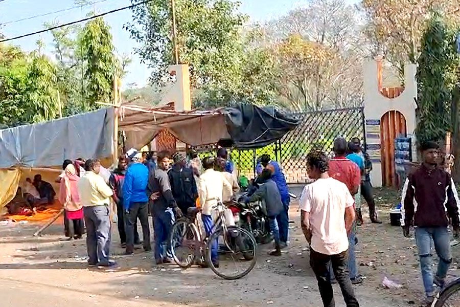 Family demand compensation after death of worker, protest for 20 hours