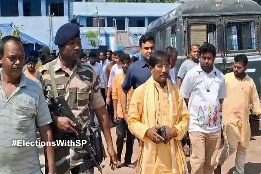 TMC allegedly attack BJP candidate in Ranaghat while campaigning