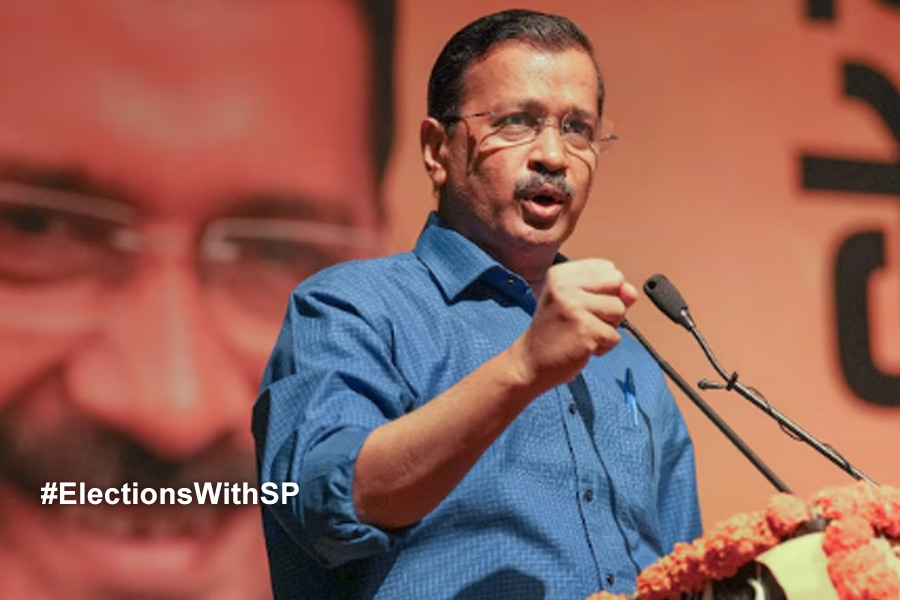 ‘If husband chants Modi, don’t serve dinner’, Kejriwal appeals