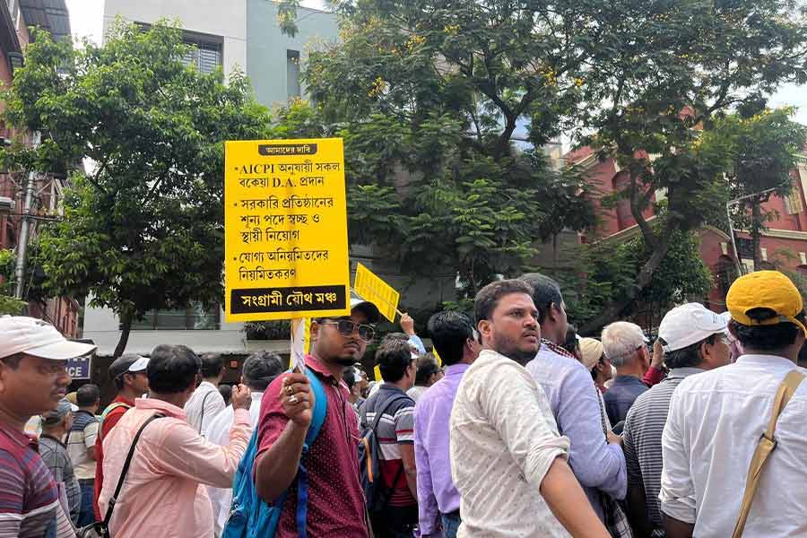 DA protestors started rally after Calcutta HC order