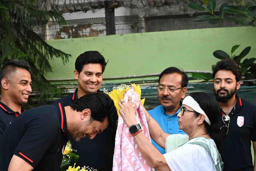 Mamata Banerjee meets CCL winner Bengal Tigers