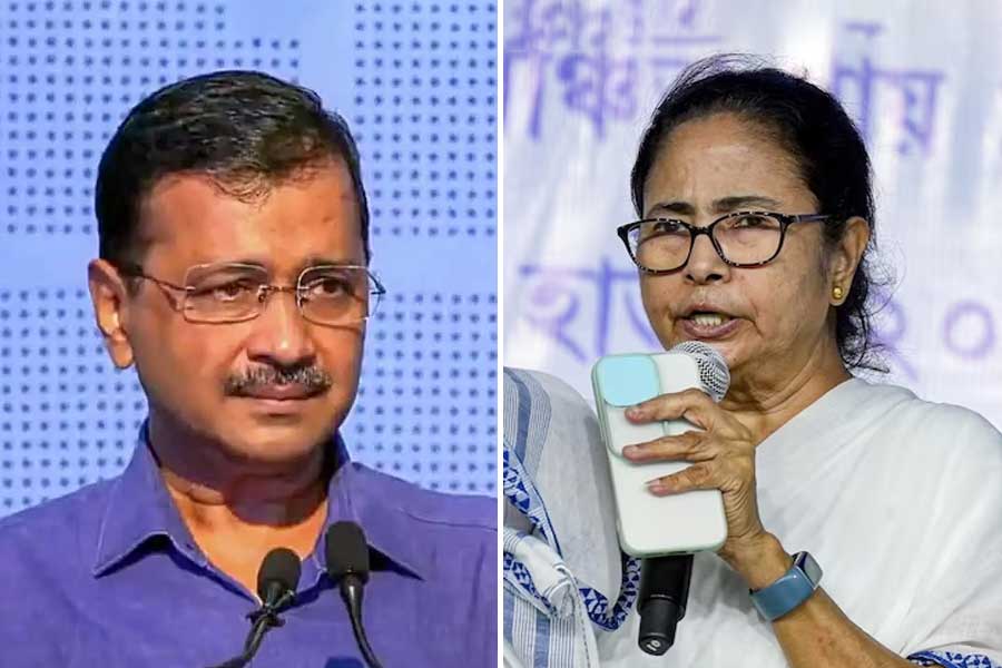 Arvind Kejriwal urges other opposition not to resign in pressure
