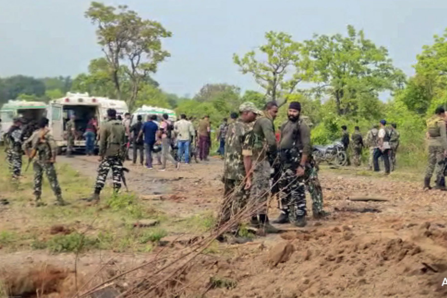 Cop and Maoist Killed In Encounter In Chhattsigarh
